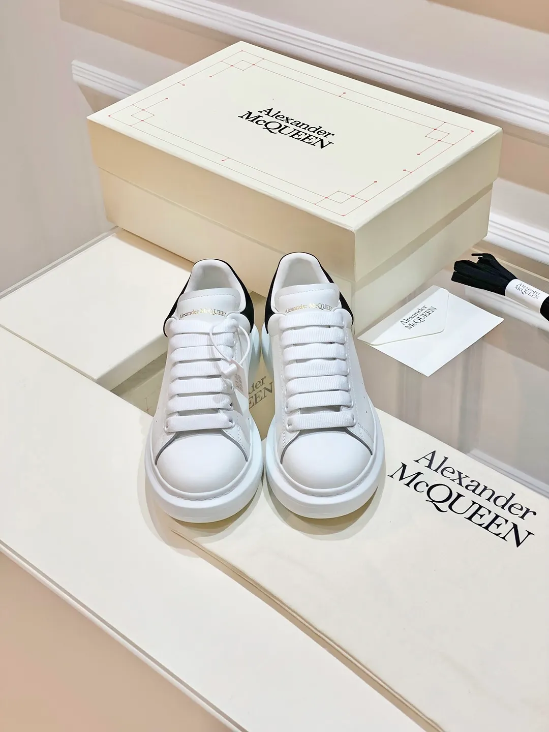 👟👟Ex-factory price 560👟👟 𝐀𝐥𝐞𝐱𝐚𝐧𝐝𝐞𝐫 𝐌𝐜𝐐𝐮𝐞𝐞𝐧A must-have for going out ~ full of confidence. McQueen white shoes are versatile and can instantly elongate your proportions. The long legs that fill the screen make you confident, sweet and cool, and can be controlled by both male and female gods, making you look better as you wear them. ⭐Shoe upper material: first-layer cowhide ⭐Shoe lining material: sheepskin ⭐Available sizes: 35-40, male 39-45 (female 40, male 45 customized)